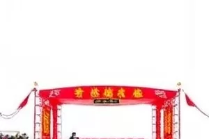 《玻璃幕墙日记》封面：高层玻璃幕墙反射出的城市天际线