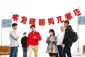 《旧宿舍楼的第七盏灯》封面：夜晚旧楼窗户中唯一亮着的一盏灯